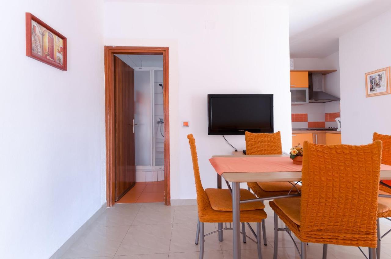 Apartments Helena Lopar Exterior photo
