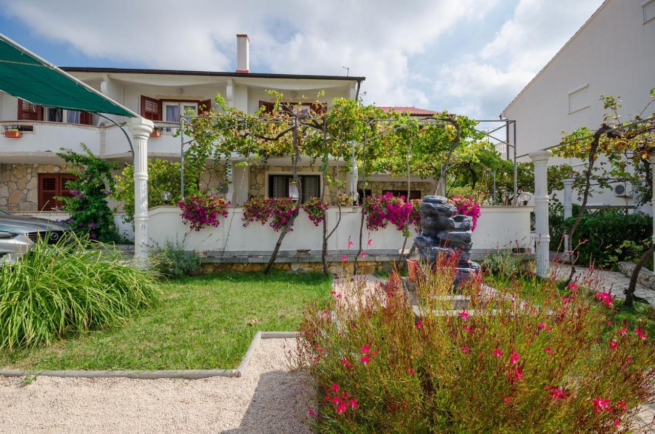 Apartments Helena Lopar Exterior photo