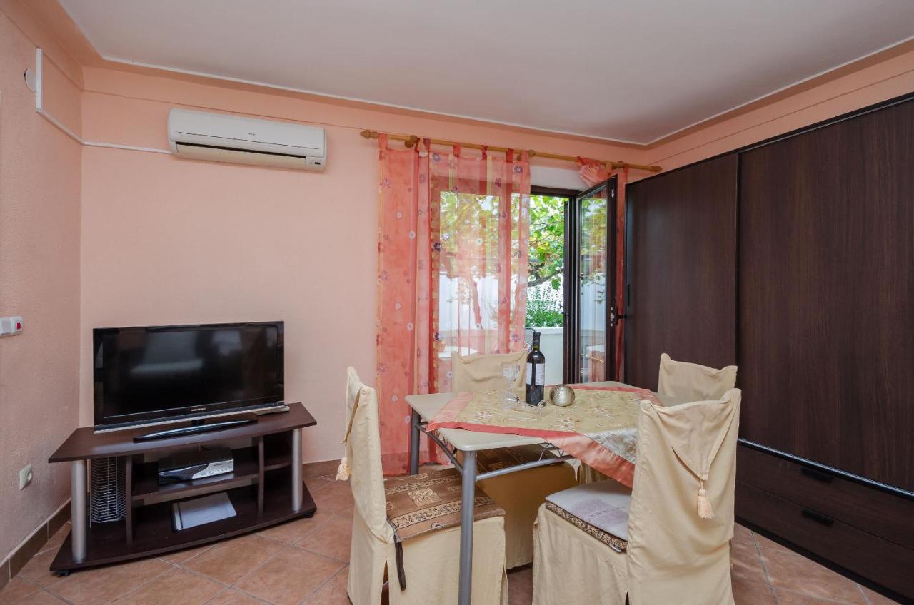 Apartments Helena Lopar Exterior photo