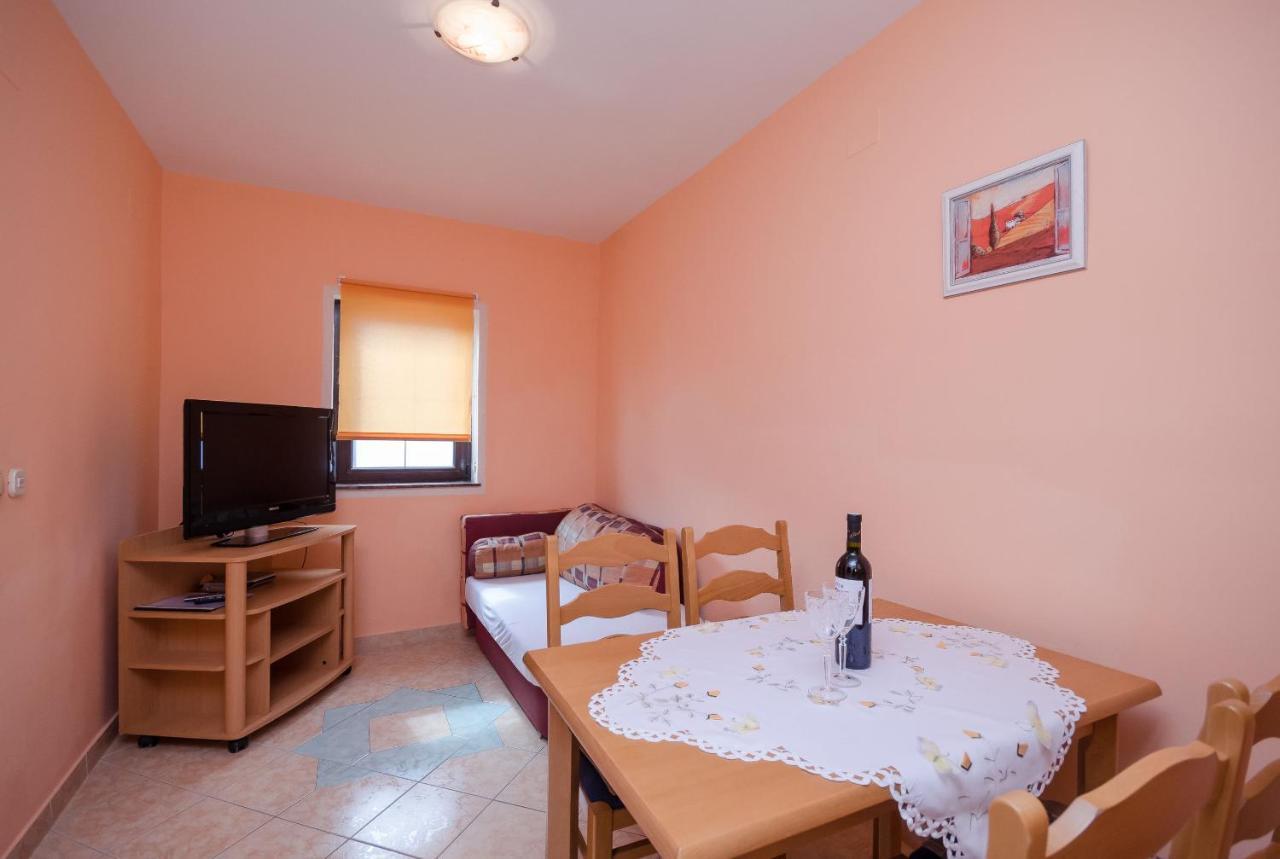 Apartments Helena Lopar Exterior photo