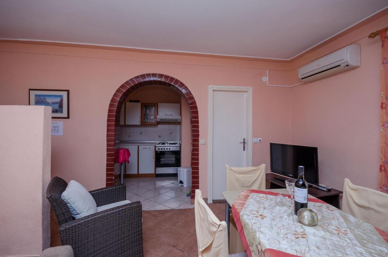 Apartments Helena Lopar Exterior photo