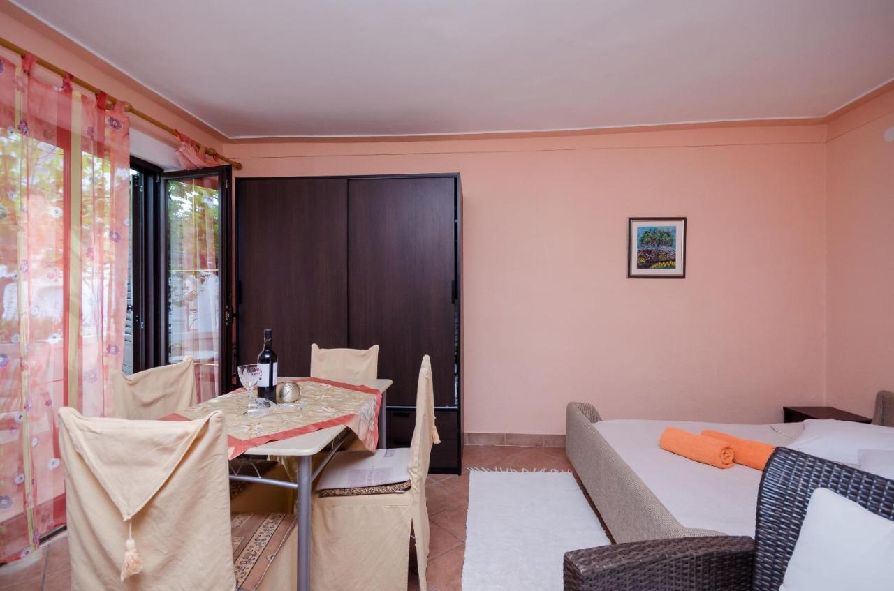Apartments Helena Lopar Exterior photo