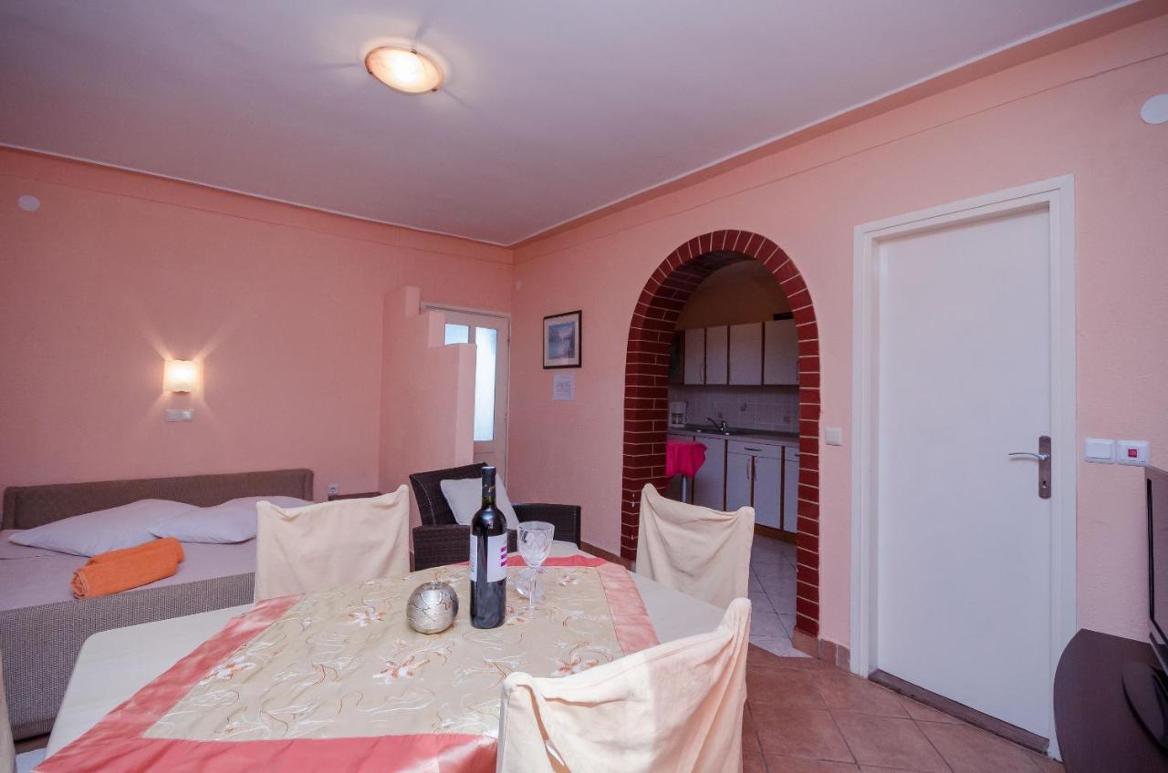 Apartments Helena Lopar Exterior photo