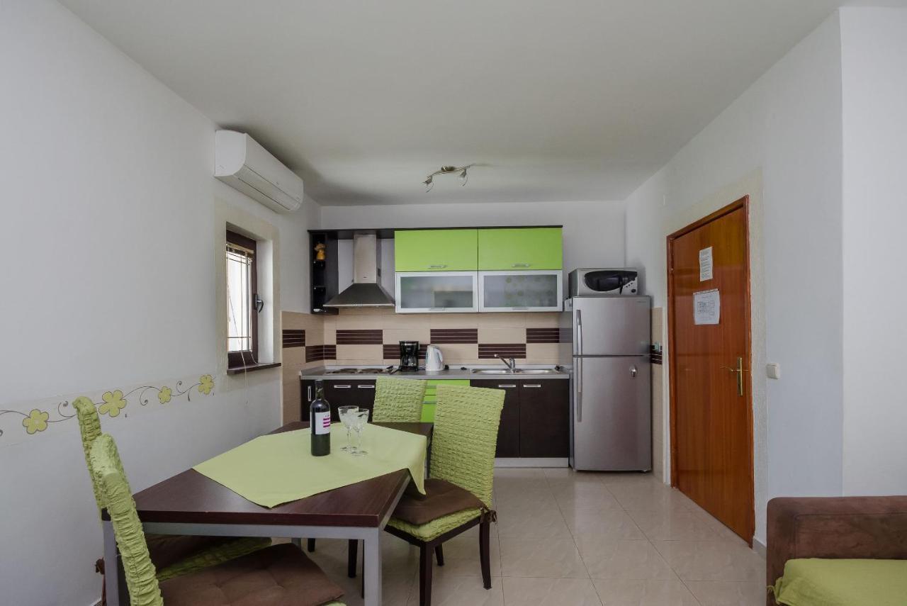 Apartments Helena Lopar Exterior photo
