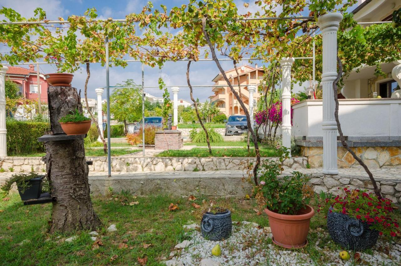 Apartments Helena Lopar Exterior photo
