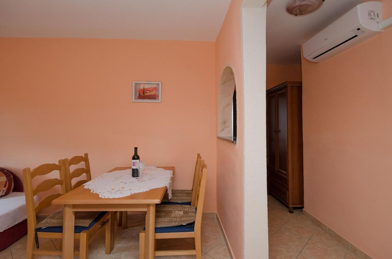 Apartments Helena Lopar Exterior photo